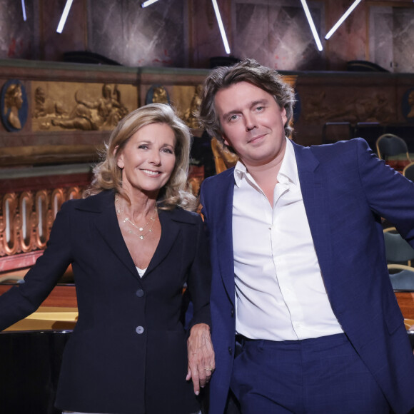 Splendide dans une jupe longue blanche et une veste de costume bleu marine, la présentatrice sera accompagnée par Alex Vizorek.
Exclusif - Rendez-vous avec Claire Chazal et Alex Vizorek lors de l'enregistrement de l'émission "Le grand échiquier : Francophonie", diffusée le 16 juin sur France 2 © Jack Tribeca / Bestimage
