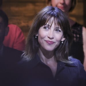 L'actrice et écrivaine, souriante, sera vêtue dans un magnifique pantalon gris au liseré blanc et une chemise en jean
Exclusif - Sophie Marceau - Enregistrement de l'émission "Le grand échiquier : Francophonie", présentée par C.Chazal et A.Vizorek et diffusée le 16 juin sur France 2 © Jack Tribeca / Bestimage