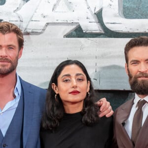 Dans le cadre de la promotion du film avec Chris Hemsworth, elle est souvent interrogée sur l'Iran, pays qu'elle dû quitter
Chris Hemsworth, Golshifteh Farahani, Sam Hargrave à la première du film Tyler Rake 2 (Netflix) à Berlin le 9 juin 2023.