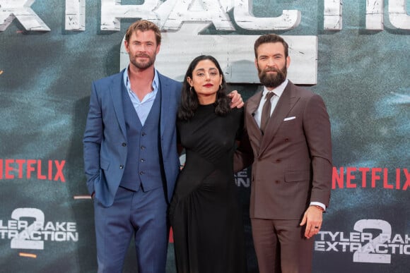 Dans le cadre de la promotion du film avec Chris Hemsworth, elle est souvent interrogée sur l'Iran, pays qu'elle dû quitter
Chris Hemsworth, Golshifteh Farahani, Sam Hargrave à la première du film Tyler Rake 2 (Netflix) à Berlin le 9 juin 2023.