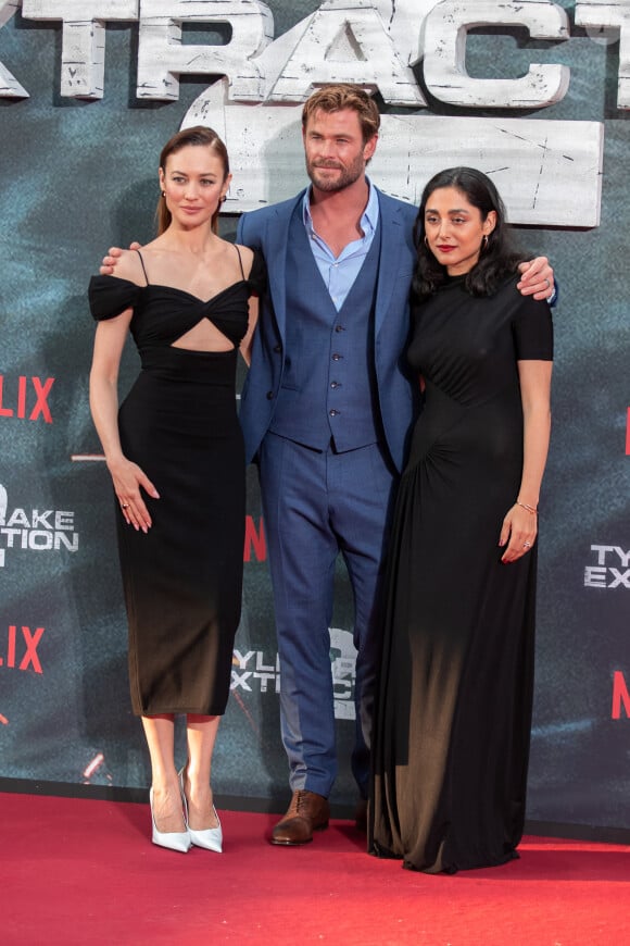 Olga Kurylenko, Chris Hemsworth, Golshifteh Farahani à la première du film Tyler Rake 2 (Netflix) à Berlin le 9 juin 2023.