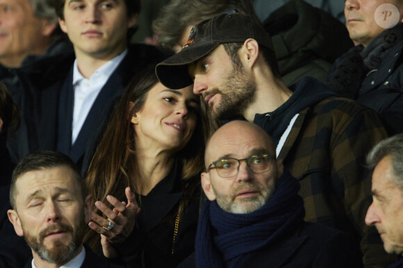Ainsi, Louis Sarkozy est officiellement citoyen américain.
Exclusif - Louis Sarkozy et sa femme Natali Husic - People en tribunes du match de Ligue 1 Uber Eats "PSG contre Reims" (1-1) au Parc des Princes à Paris le 29 janvier 2023. 
