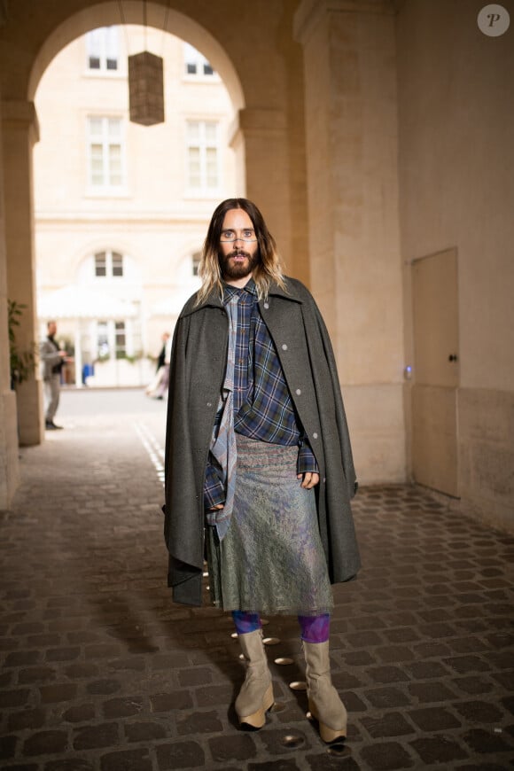 Il était entouré de plusieurs stars dont Jared Leto.
Jared Leto - Sorties du défilé de mode prêt-à-porter automne-hiver 2023/2024 "Vivienne Westwood (Andreas Kronthaler for Vivienne Westwood)" lors de la Fashion Week de Paris. Le 4 mars 2023 