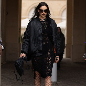 Mais aussi Irina Shayk.
Irina Shayk - Sorties du défilé de mode prêt-à-porter automne-hiver 2023/2024 "Vivienne Westwood (Andreas Kronthaler for Vivienne Westwood)" lors de la Fashion Week de Paris. Le 4 mars 2023 