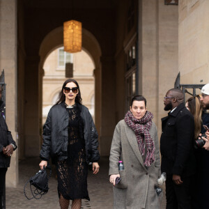 Irina Shayk - Sorties du défilé de mode prêt-à-porter automne-hiver 2023/2024 "Vivienne Westwood (Andreas Kronthaler for Vivienne Westwood)" lors de la Fashion Week de Paris. Le 4 mars 2023 