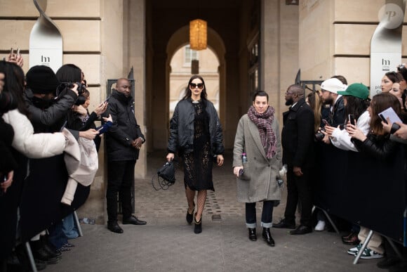 Irina Shayk - Sorties du défilé de mode prêt-à-porter automne-hiver 2023/2024 "Vivienne Westwood (Andreas Kronthaler for Vivienne Westwood)" lors de la Fashion Week de Paris. Le 4 mars 2023 