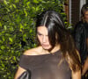 Elle avait opté, pour ce déjeuner, pour une jupe et des bottes en cuir...
Exclusif - Kendall Jenner à la sortie du restaurant "Giorgio Baldi" à Los Angeles, le 13 juin 2023.