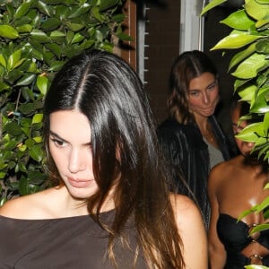 ...ainsi que pour un haut complètement transparent, laissant apercevoir ses épaules mais aussi sa poitrine.
Exclusif - Kendall Jenner à la sortie du restaurant "Giorgio Baldi" à Los Angeles, le 13 juin 2023.
