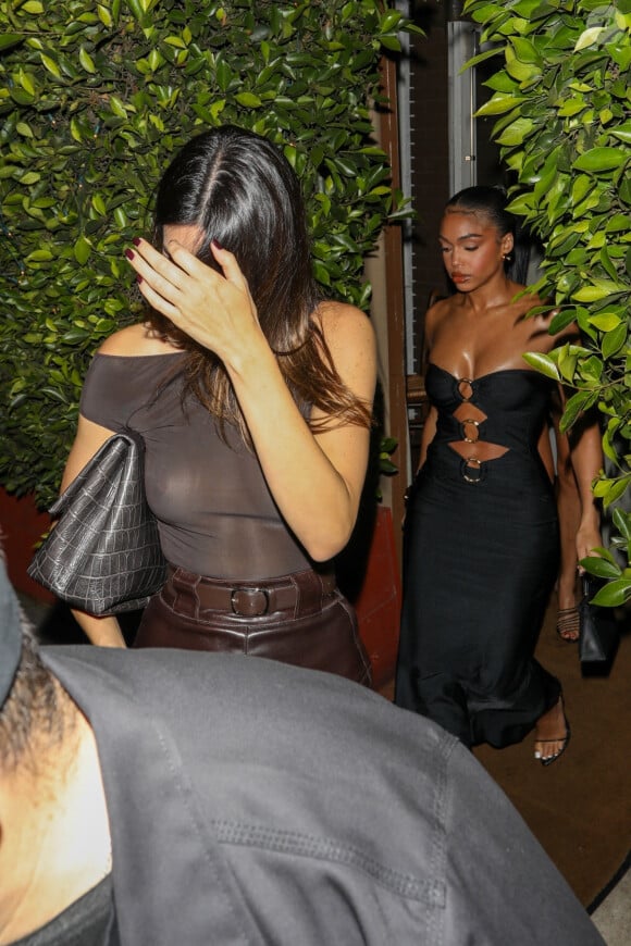 Cette charmante apparition n'est pas vraiment une surprise puisque Kendall Jenner a toujours été fervente représentante du mouvement "bra less".
Exclusif - Kendall Jenner à la sortie du restaurant "Giorgio Baldi" à Los Angeles, le 13 juin 2023.