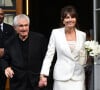 Le couple a été supis par la pluie.
Claude Lelouch et son épouse Valérie Perrin - Mariage de Claude Lelouch à la mairie du 18ème à Paris. ©Agence / Bestimage