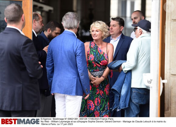 Cela ne les a pas empêches de garder le sourire.
Sophie Davant et William Leymergie - Mariage de Claude Lelouch à la mairie du 18ème à Paris. Le 17 juin 2023. ©Agence / Bestimage