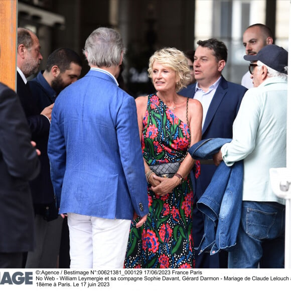 Cela ne les a pas empêches de garder le sourire.
Sophie Davant et William Leymergie - Mariage de Claude Lelouch à la mairie du 18ème à Paris. Le 17 juin 2023. ©Agence / Bestimage