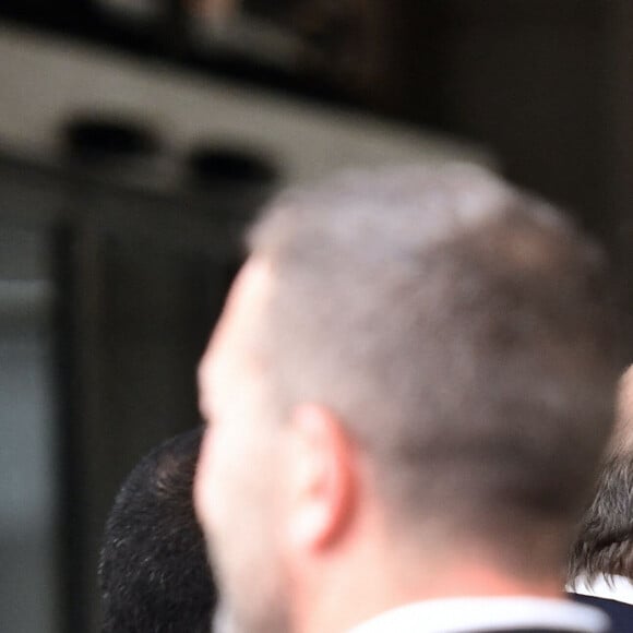 Même si Nathalie Péchalat a dû finir les pieds tout mouillés.
Sophie Davant et William Leymergie - Mariage de Claude Lelouch à la mairie du 18ème à Paris. Le 17 juin 2023. ©Agence / Bestimage