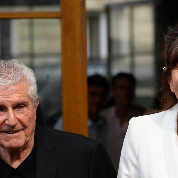 Claude Lelouch et Valérie Perrin - Mariage de Claude Lelouch à la mairie du 18ème à Paris. Le 17 juin 2023. ©Agence / Bestimage