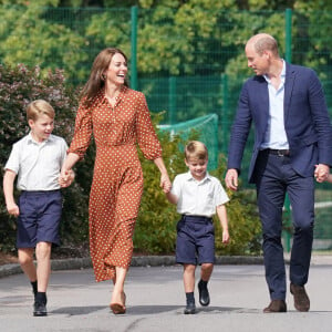 Le prince William, duc de Cambridge et Catherine Kate Middleton, duchesse de Cambridge accompagnent leurs enfants George, Charlotte et Louis à l'école Lambrook le 7 septembre 2022. 