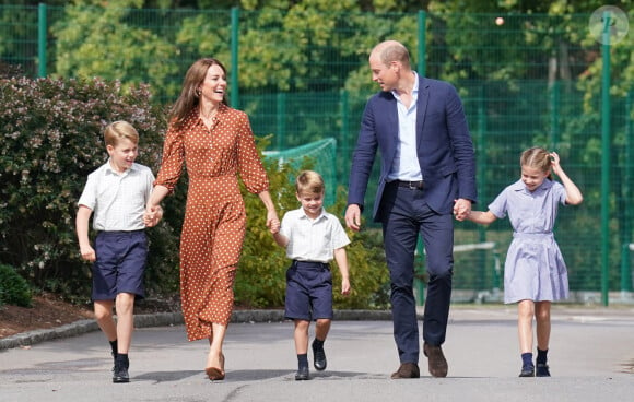 Le prince William, duc de Cambridge et Catherine Kate Middleton, duchesse de Cambridge accompagnent leurs enfants George, Charlotte et Louis à l'école Lambrook le 7 septembre 2022. 