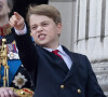 Le prince George sait déjà beaucoup de choses
Le prince George de Galles - La famille royale d'Angleterre sur le balcon du palais de Buckingham lors du défilé "Trooping the Colour" à Londres.
