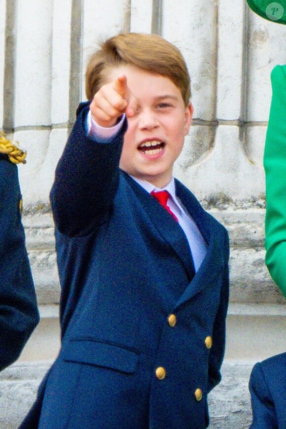 Il a reconnu tous les avions
Le prince George de Galles - La famille royale d'Angleterre sur le balcon du palais de Buckingham lors du défilé "Trooping the Colour" à Londres. Le 17 juin 2023