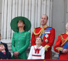 Qui était très fier
Le prince George, le prince Louis, la princesse Charlotte, Kate Catherine Middleton, princesse de Galles, le prince William de Galles, le roi Charles III - La famille royale d'Angleterre sur le balcon du palais de Buckingham lors du défilé "Trooping the Colour" à Londres.