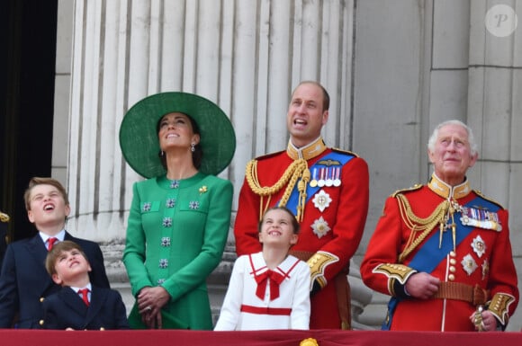 Qui était très fier
Le prince George, le prince Louis, la princesse Charlotte, Kate Catherine Middleton, princesse de Galles, le prince William de Galles, le roi Charles III - La famille royale d'Angleterre sur le balcon du palais de Buckingham lors du défilé "Trooping the Colour" à Londres.