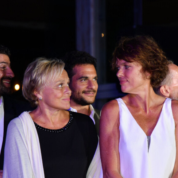 Un dîner et une vente aux enchères ont illuminé cette soirée d'exception.
Muriel Robin et sa femme Anne Le Nen - 9e gala étoilé Patrick Mouratoglou au profit de la Fondation Champ'seed à la Mouratoglou Academy. Le 18 juin 2023.