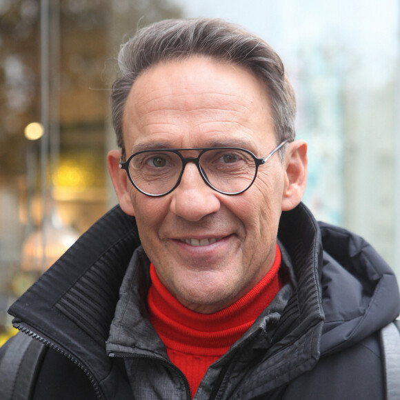 Julien Courbet a du caractère et le revendique !
Exclusif - Julien Courbet à la sortie des studios de radio de l'émission "Les Grosses Têtes" à Paris. © Jonathan Rebboah / Panoramic / Bestimage