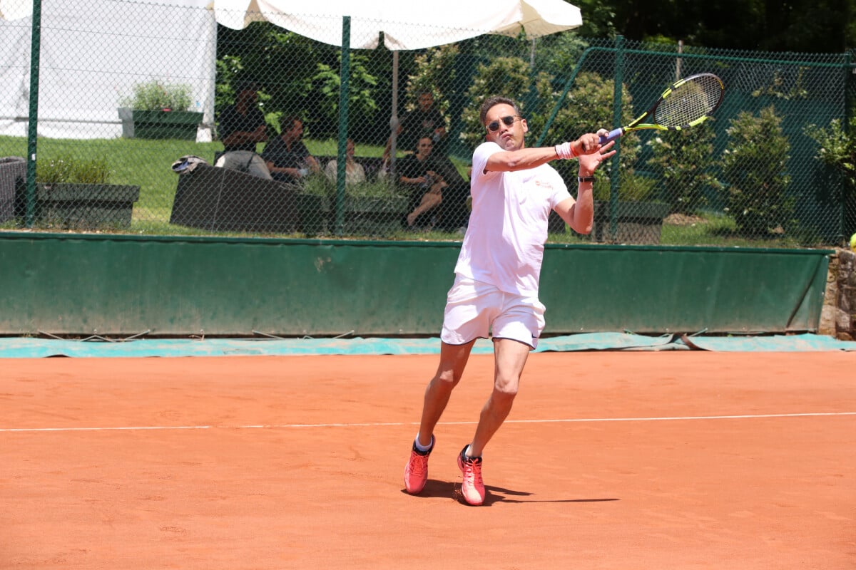 Les Balles De Tennis Volent Autour De La Fille Noire Tennis Photo