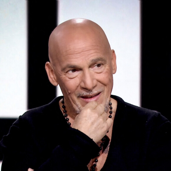 Captures d'écran - Florent Pagny est l'invité de Laurent Delahousse sur le plateau du journal de France 2 le 2 avril 2023. © Jack Tribeca / Bestimage  Screenshot Florent Pagny is Laurent Delahousse's guest on the France 2 news on april 2nd 2023 