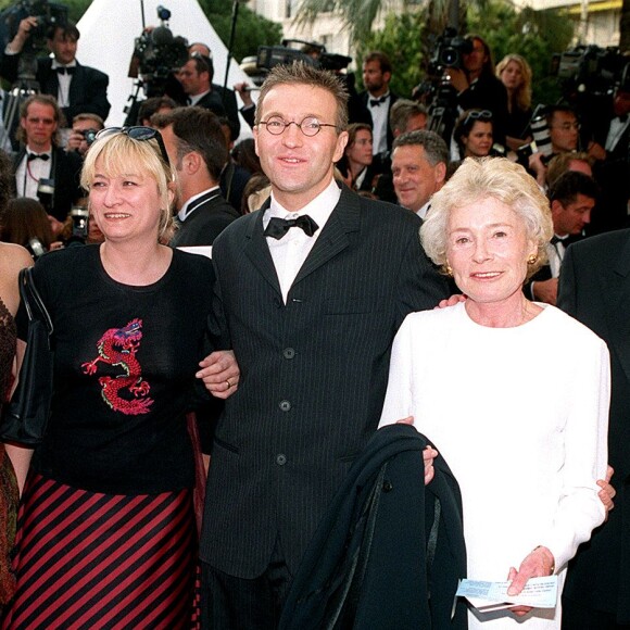 Montée des marches pour Cradle Will Rock au 52e Festival du film de Cannes en 1999. Christine Bravo, Laurentr Ruquier et Claude Sarraute.