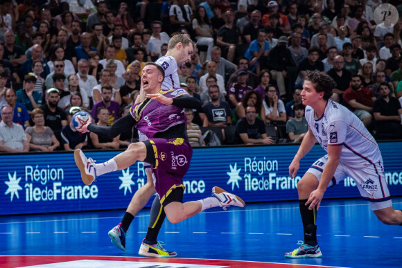 Le match a été interrompu plusieurs minutes, le temps que ce dernier puisse être évacué en urgence à l'hôpital le plus proche
 
Rok Ovniek (HBC Nantes) - Finale de la coupe de France de Handball : Le HBC Nantes bat Montpellier et décroche la deuxième Coupe de France de son histoire le 11 juin 2023. © Baptiste Autissier / Panoramic / Bestimage