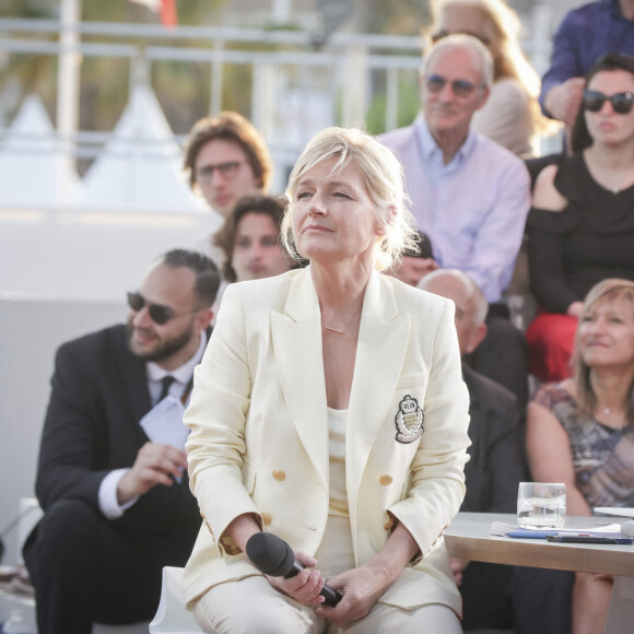 Anne-Elisabeth Lemoine partage son temps entre le XVe et le VIIe arrondissements de Paris.
Exclusif - Anne-Elisabeth Lemoine - Emission "C à vous" lors du 76ème Festival International du Film de Cannes. © Jack Tribeca / Bestimage