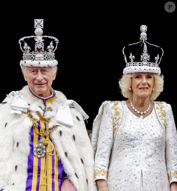 Le roi Charles III d'Angleterre et Camilla Parker Bowles, reine consort d'Angleterre, - La famille royale britannique salue la foule sur le balcon du palais de Buckingham lors de la cérémonie de couronnement du roi d'Angleterre à Londres le 5 mai 2023. 