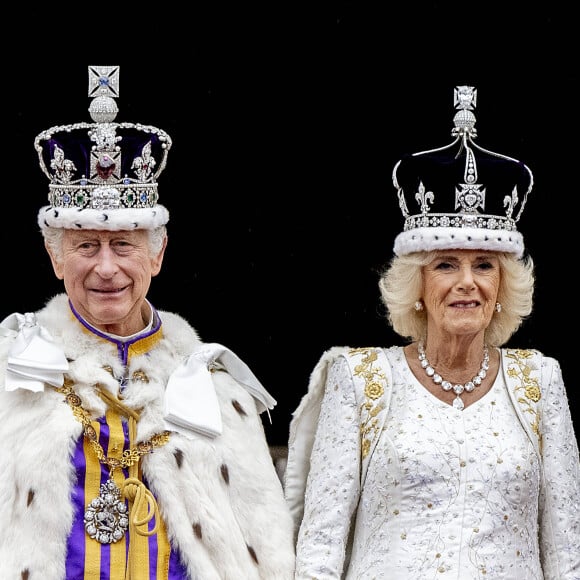 Le roi Charles III d'Angleterre et Camilla Parker Bowles, reine consort d'Angleterre, - La famille royale britannique salue la foule sur le balcon du palais de Buckingham lors de la cérémonie de couronnement du roi d'Angleterre à Londres le 5 mai 2023. 