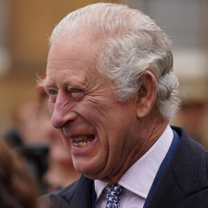 Le roi Charles III d'Angleterre assiste au début de l'Australian Legacy Torch Relay au palais de Buckingham à Londres, le 28 avril 2024.