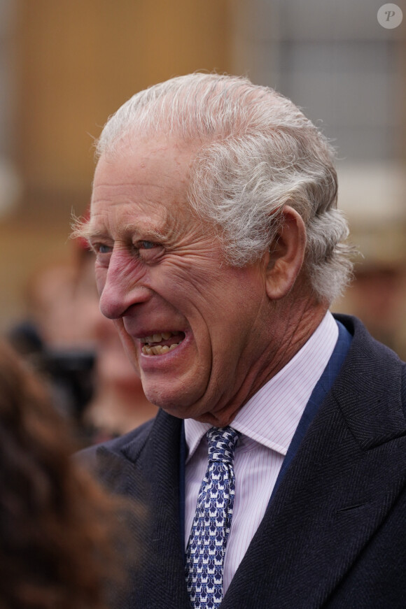Le roi Charles III d'Angleterre assiste au début de l'Australian Legacy Torch Relay au palais de Buckingham à Londres, le 28 avril 2024.