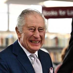 Le roi Charles III d'Angleterre et Camilla Parker Bowles, reine consort d'Angleterre, visitent la bibliothèque de Colchester pour rencontrer des bénévoles de l'association Age UK, le 7 mars 2023. 