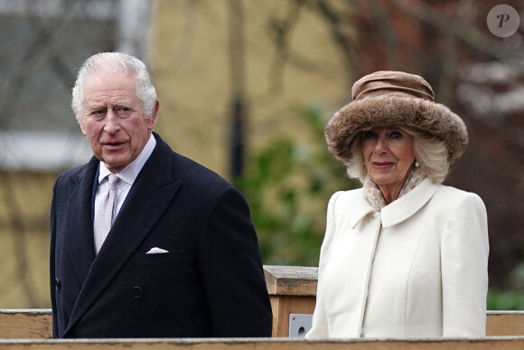 Le roi Charles III d'Angleterre et Camilla Parker Bowles, reine consort d'Angleterre, quittent le château de Colchester après leur visite, le 7 mars 2023. Cette visite a pour but de marquer le statut de ville récemment décerné à Colchester. 