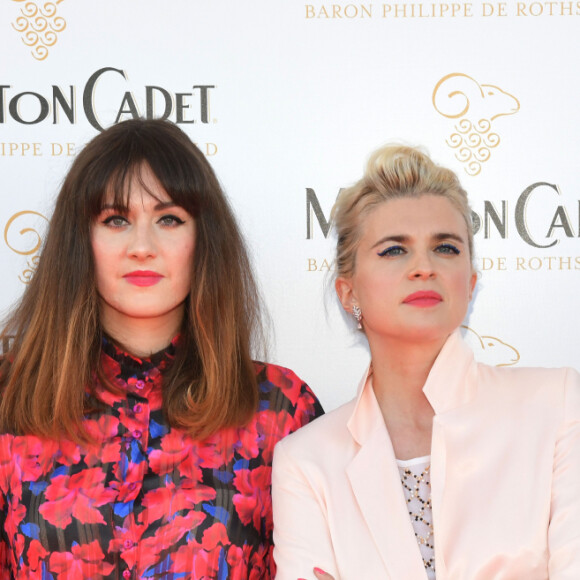 HollySiz et son groupe - HollySiz, connue aussi sous son nom de comédienne, Cécile Cassel est en concert acoustique pour l'ouverture de la terrasse Mouton Cadet Wine Bar sur le toit du Palais des Festivals à Cannes. © Bruno Bebert/Bestimage