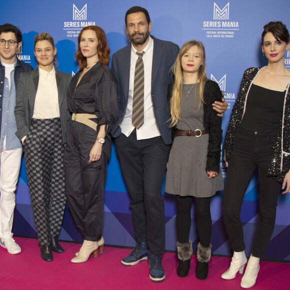Ses proches l'interrogent constamment sur la série. Même son de cloche pour ses fans ! Pour sortir, la comédienne assure vouloir se "camoufler".
Guest, Marie Denarnaud, Audrey Fleurot, Mehdi Nebbou, Cypriane Gardin, Beéangere McNeese de la série HPI - 6 ème édition du Festival Séries Mania à Lille, France, le 18 mars 2023. © Christophe Aubert via Bestimage 