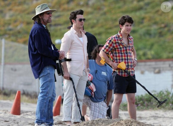 Nick et Kevin, du groupe Jonas Brothers, sur le tournage de leur série JONAS, pour Disney Channel, lundi 1er mars.