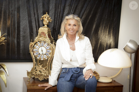 Grâce à l'union de Claude Lelouch et Valérie Perrin organisée le 17 juin dernier, Caroline Margeridon et Julia Vignali ont pu sympathiser... étant toutes les deux invitées !
Exclusif - Caroline Margeridon - Rendez-vous avec Caroline Margeridon, dans sa boutique du Marché Biron aux Puces de Saint-Ouen à Paris le 6 mai 2023?