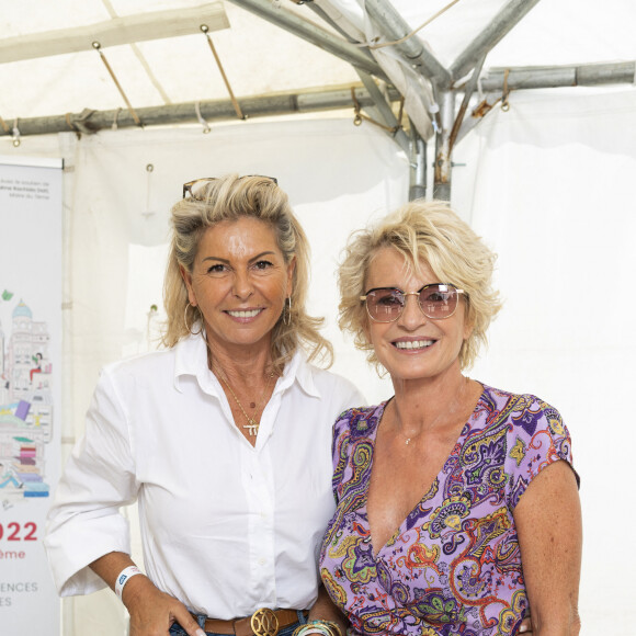 Elle succède ainsi à Sophie Davant désignée pour piloter un programme très attendu des auditeurs sur Europe 1.
Exclusif - Caroline Margeridon et Sophie Davant - Festival des Livres et des Artistes organisé par l'association "Lecture pour Tous" engagée dans la lutte contre l'illettrisme au Mail Branly à Paris le 2 juillet 2022. © Pierre Perusseau / Jack Tribeca / Bestimage 