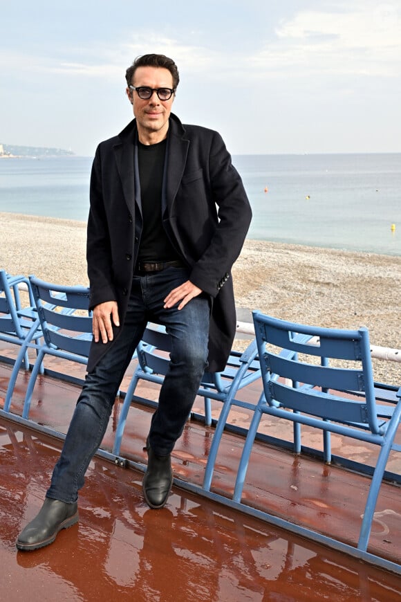 Une main qui est passée au-dessus de son pantalon.
Nicolas Bedos lors d'un photocall en extérieur du film "Mascarade" lors de la 4ème édition du festival Cinéroman à Nice le 8 octobre 2022. © Bruno Bebert / Bestimage 