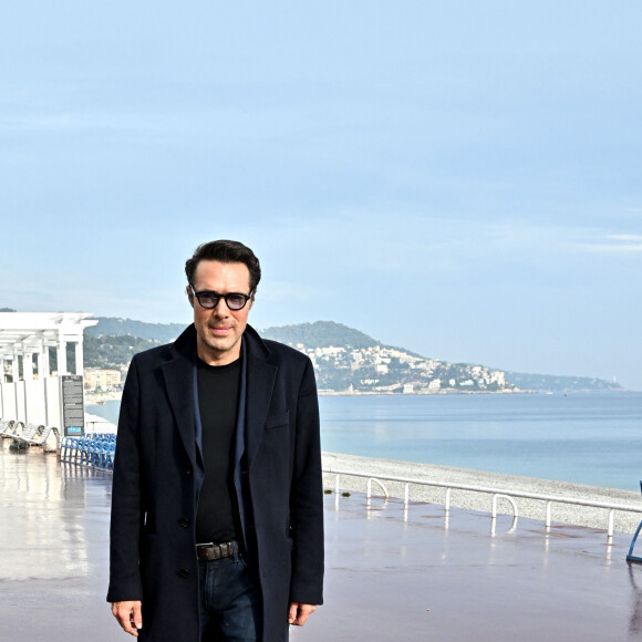 Nicolas Bedos lors d'un photocall en extérieur du film "Mascarade" lors de la 4ème édition du festival Cinéroman à Nice le 8 octobre 2022. © Bruno Bebert / Bestimage 