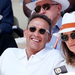 Julien Courbet et sa femme Catherine - Célébrités dans les tribunes des Internationaux de France de tennis de Roland Garros 2023 le 6 juin 2023. © Jacovides-Moreau/Bestimage