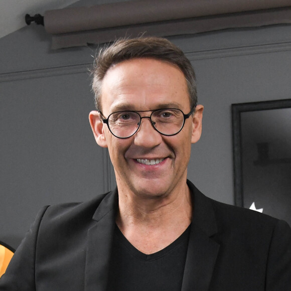 L'animateur de l'émission "Appel à temoins" diffusé sur M6 a tenté un coup de poker 
Julien Courbet - Personnalités à la soirée "Football Palace" à l'Hôtel Barrière Le Fouquet's Paris pour BarrièreBet. Le 23 juin 2021 © Coadic Guirec / Bestimage 