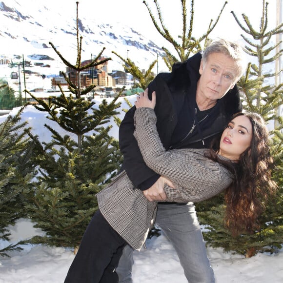 Franck Dubosc et Louna Espinosa - Photocall du film "Rumba la vie" lors de la 25ème édition du Festival international du film de comédie de l'Alpe d'Huez le 19 janvier 2022 © Christophe Aubert via Bestimage 