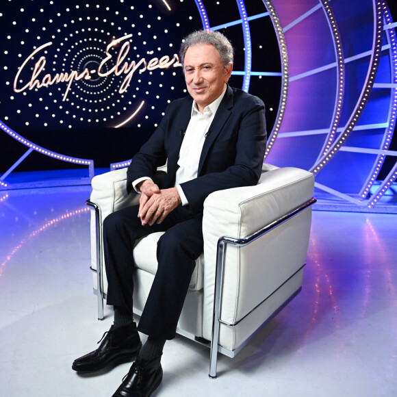 Exclusif - Michel Drucker lors de l'enregistrement de l'émission "Il était une fois "Champs-Elysées" au studio Gabriel, diffusée sur France 3 les 21 et 28 Décembre 2022. Paris. Le 5 décembre 2022. © Guillaume Gaffiot / Bestimage