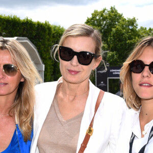 Sarah Poniatowski, Mélita Toscan du Plantier et Yasmine Lavoine - Reconnaissance des invités people du prix Saint Laurent Eiffel Challenge lors du "Longines Paris Eiffel Jumping" au Champ de Mars à Paris le 26 juin 2022 © Gorassini / Perusseau / Tribeca / Bestimage 