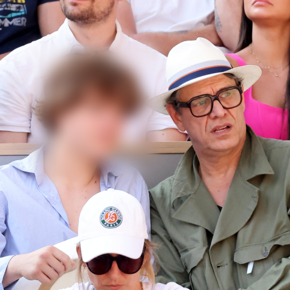 Marc Lavoine et son fils Roman dans les tribunes des Internationaux de France de tennis de Roland Garros 2023 le 6 juin 2023. © Jacovides-Moreau/Bestimage